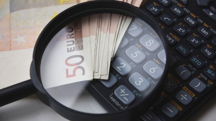 Kaj je ROI kalkulator in kako nam pomaga pri prodaji B2B po višjih cenah?