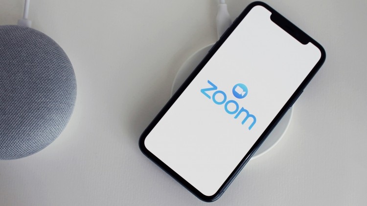 Ali veste, kakšna je razlika med orodjema Zoom in Loom ter kako nam slednji lahko pomaga?